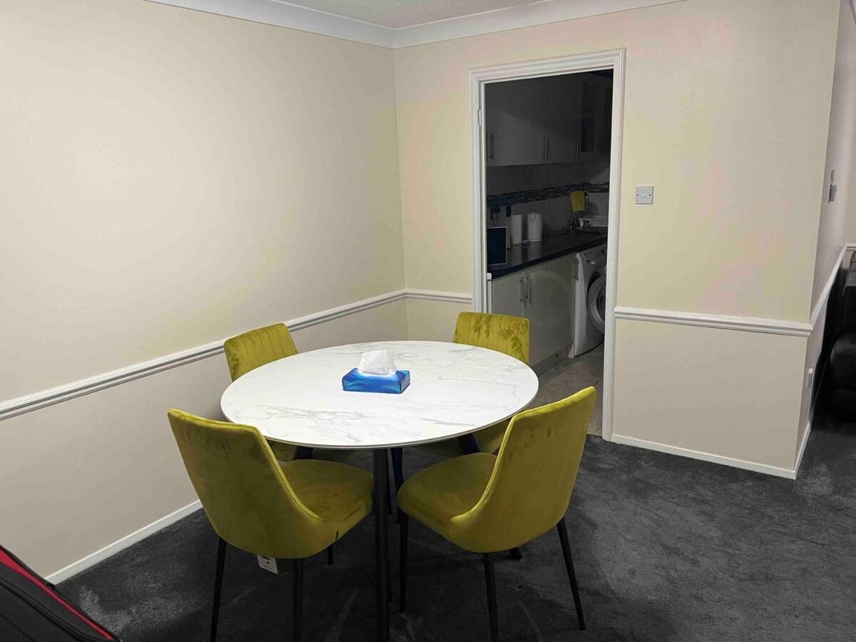 3 Bedroom Mid Terraced House Grays Екстериор снимка